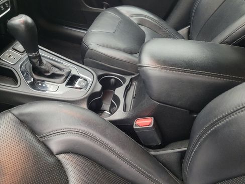 Used 2019 Jeep Cherokee Limited w/ Technology Group FWD image 26