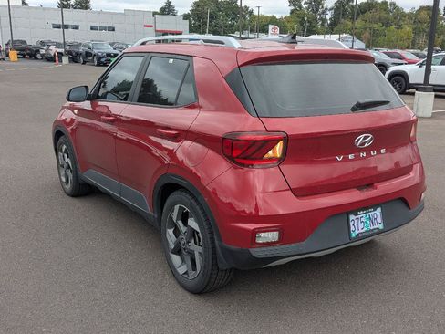 Used 2022 Hyundai Venue SEL FWD image 2