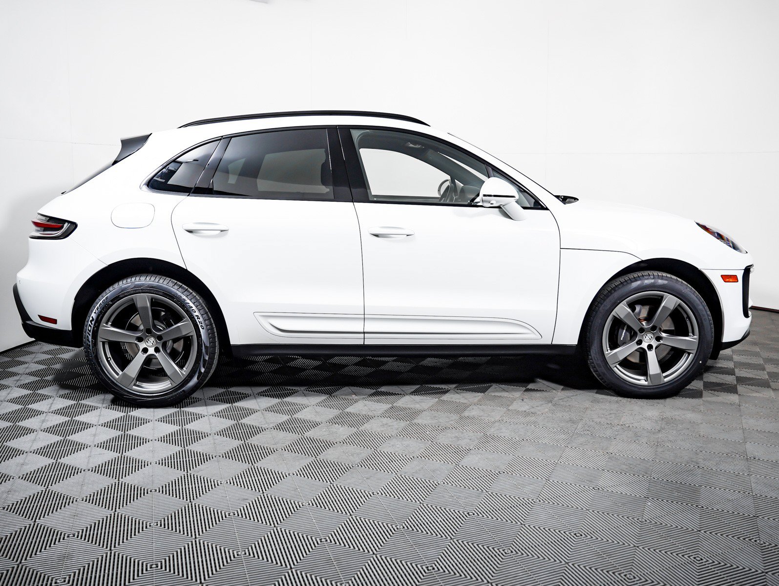 Certified 2023 Porsche Macan AWD/4WD image 9
