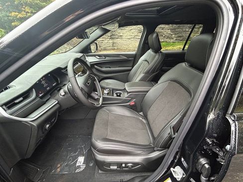 New 2025 Jeep Grand Cherokee Altitude image 13