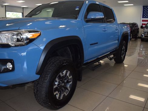 Used 2019 Toyota Tacoma TRD Off-Road w/ Technology Package AWD/4WD image 12