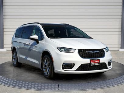 Used 2022 Chrysler Pacifica Touring-L