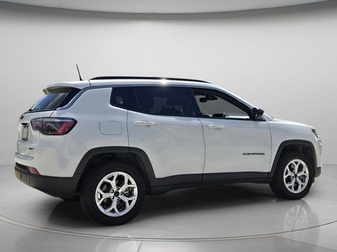 Used 2025 Jeep Compass Latitude AWD/4WD image 6