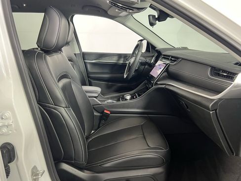 Used 2023 Jeep Grand Cherokee Limited image 31