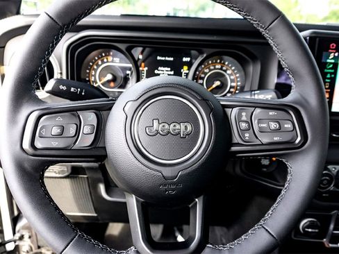 Used 2025 Jeep Gladiator Sport image 17