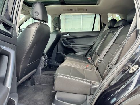 Used 2018 Volkswagen Tiguan SE w/ Panoramic Sunroof Package image 35