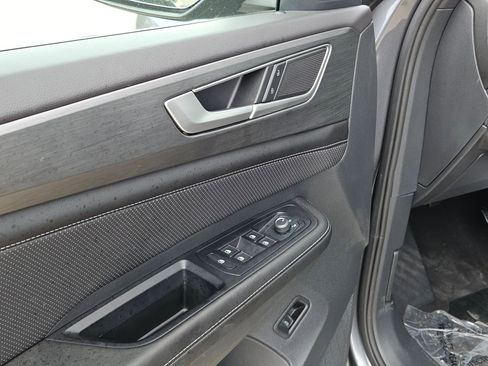 Used 2025 Volkswagen Atlas Cross Sport SE image 12