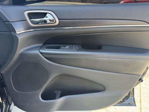 Used 2017 Jeep Grand Cherokee Limited image 24