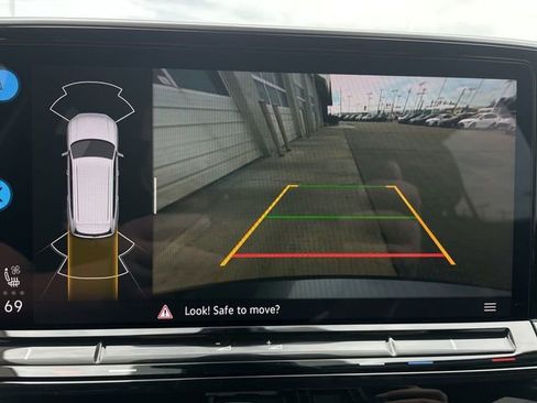 Used 2025 Volkswagen Atlas SE image 17