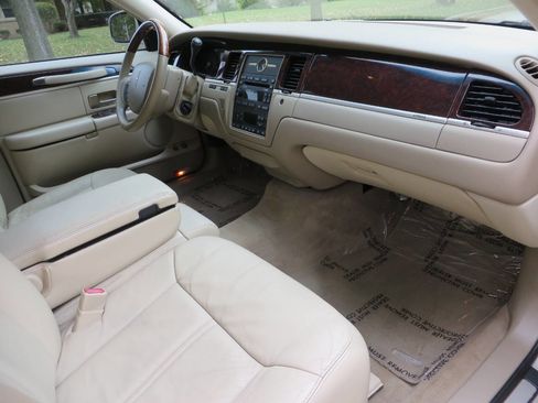 Used 2008 Lincoln Town Car Signature Limited image 15