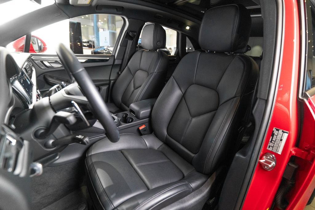 Certified 2026 Porsche Macan AWD/4WD image 5