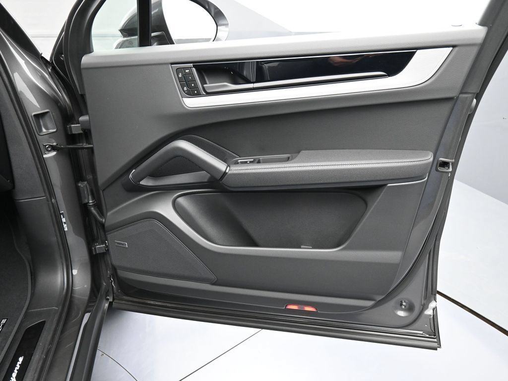 Certified 2026 Porsche Cayenne AWD/4WD image 28