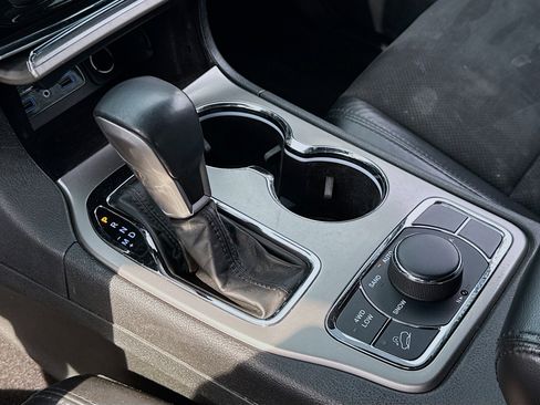 Used 2022 Jeep Grand Cherokee Laredo X image 13