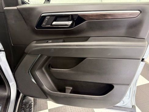 Used 2025 Chevrolet Suburban Z71 AWD/4WD image 25