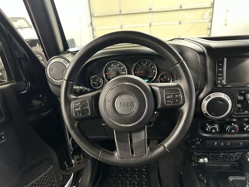 Used 2015 Jeep Wrangler Unlimited Rubicon w/ Connectivity Group AWD/4WD image 21