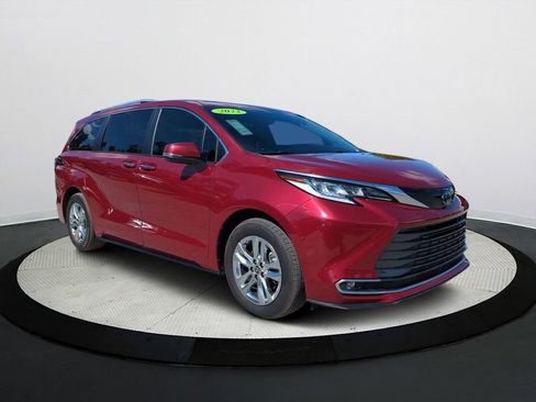 Used 2023 Toyota Sienna Limited image 2