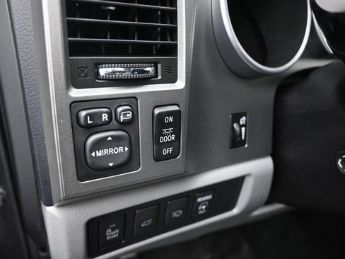 Used 2017 Toyota Sequoia Platinum AWD/4WD image 29