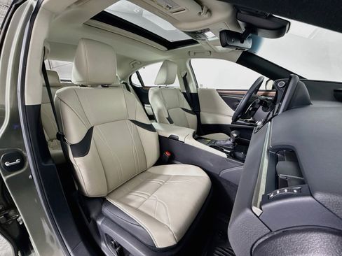 Used 2025 Lexus ES 300h Ultra Luxury w/ Accessory Package (Z2) FWD image 27