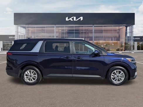 Certified 2023 Kia Carnival LX image 3