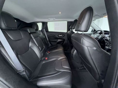 Used 2019 Jeep Cherokee Latitude Plus AWD/4WD image 17
