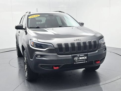 Used 2019 Jeep Cherokee Trailhawk AWD/4WD image 2