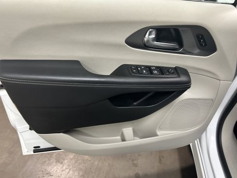 Used 2024 Chrysler Pacifica Touring-L image 11