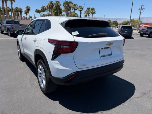 Used 2024 Chevrolet Trax LS w/ LS Convenience Package FWD image 5