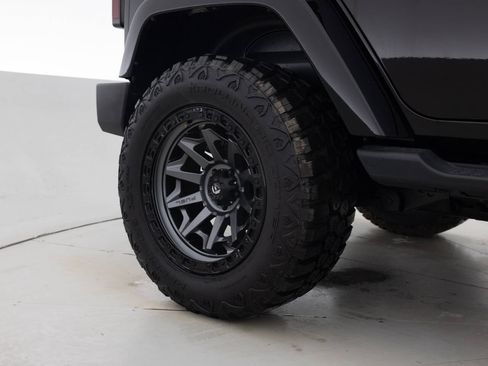 Used 2017 Jeep Wrangler Unlimited Sahara w/ Connectivity Group image 19