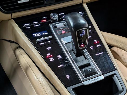 Used 2022 Porsche Cayenne image 26