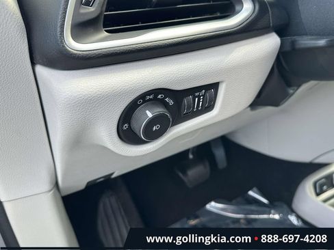 Used 2017 Chrysler Pacifica Touring-L w/ Tire & Wheel Group FWD image 18