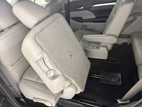 Used 2019 Toyota Highlander XLE AWD/4WD image 27