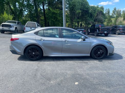 Used 2025 Toyota Camry SE FWD image 8