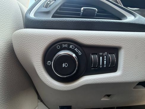 Used 2023 Chrysler Pacifica Touring-L FWD image 19