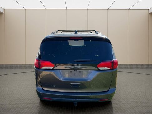 Used 2018 Chrysler Pacifica Touring-L Plus image 19