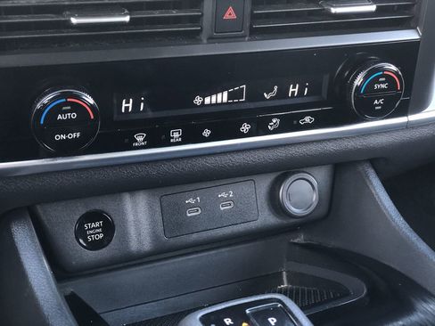 Used 2025 Nissan Rogue SV image 30