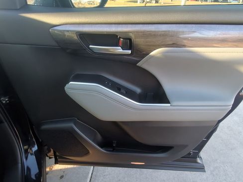 Used 2026 Toyota Highlander Limited image 30
