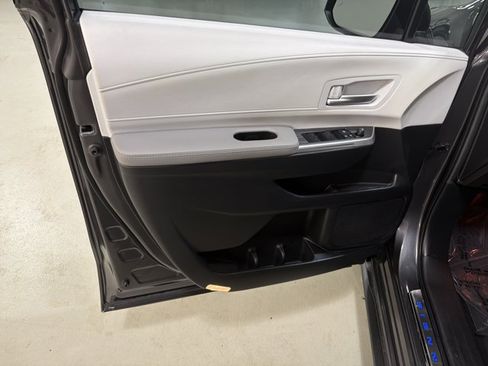 Used 2025 Toyota Sienna XLE w/ XLE Plus Package FWD image 18