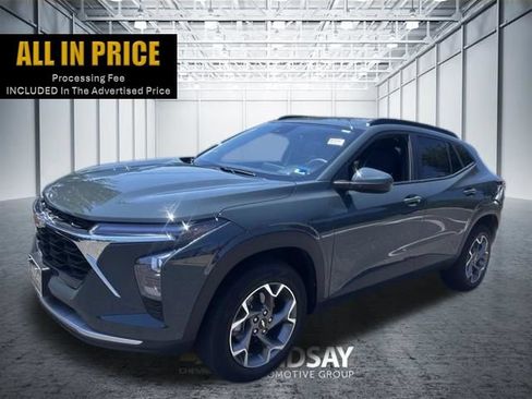 Used 2025 Chevrolet Trax LT FWD image 1