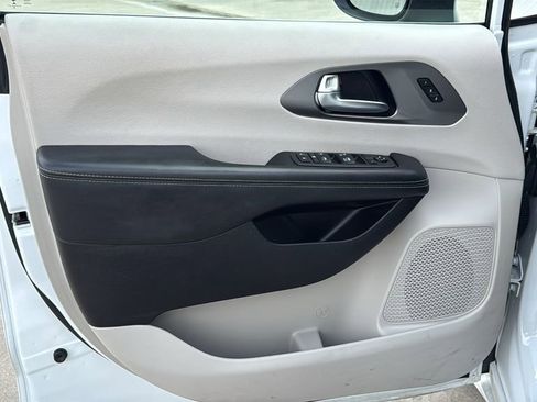 Used 2023 Chrysler Pacifica Touring-L FWD image 11