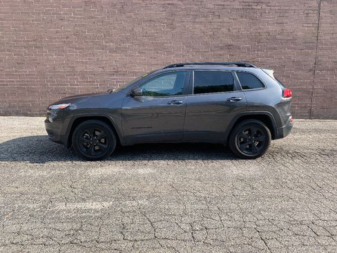 Used 2016 Jeep Cherokee Latitude w/ Comfort/Convenience Group AWD/4WD image 2