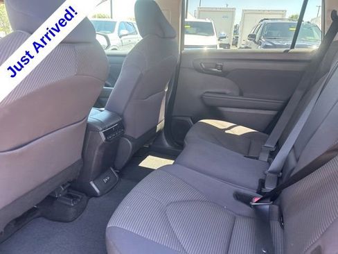 Used 2024 Toyota Highlander LE AWD/4WD image 27