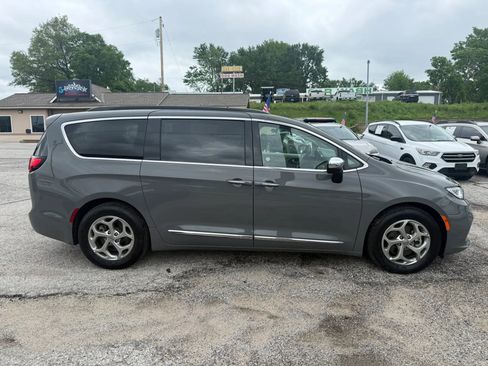 Used 2023 Chrysler Pacifica Limited FWD image 2