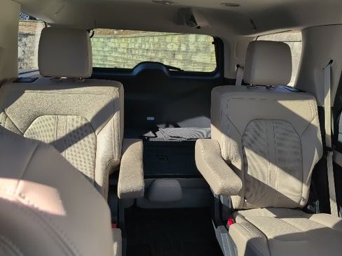 Used 2022 Ford Expedition Limited image 23