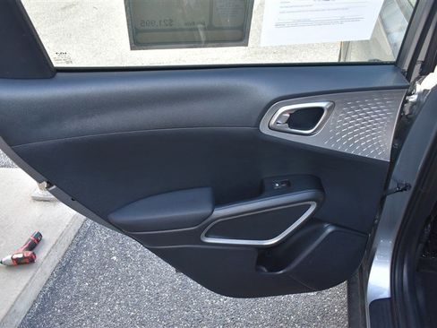 Used 2025 Kia Soul LX w/ LX Technology Package FWD image 17