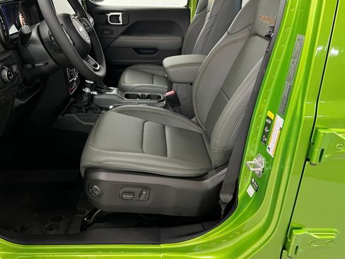 New 2025 Jeep Gladiator Mojave w/ Convenience Group image 17