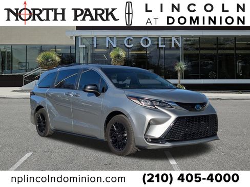 Used 2022 Toyota Sienna XSE w/ XSE Plus Package image 1