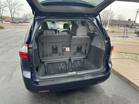 Used 2020 Toyota Sienna L image 18