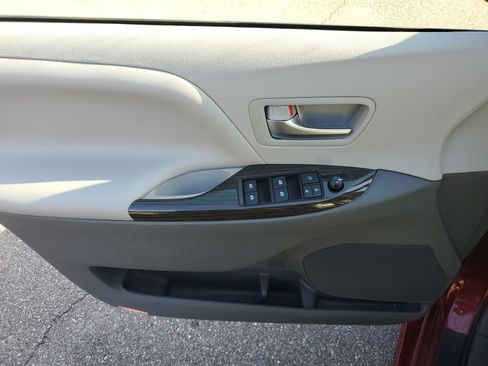 Used 2019 Toyota Sienna L image 21