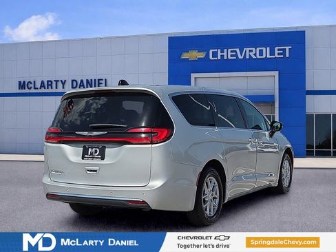 Used 2024 Chrysler Pacifica Touring-L FWD image 5