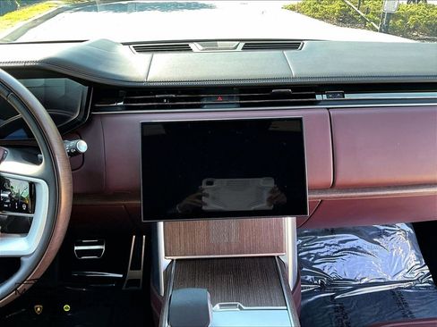 Used 2025 Land Rover Range Rover Long Wheelbase Autobiography AWD/4WD image 8